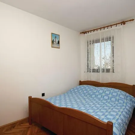 Apartment Roza-800m From The Beach